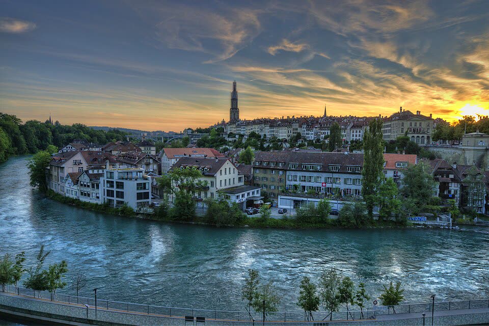Vieille ville de Berne et l'Aar au coucher du soleil — taxi Lausanne–Berne