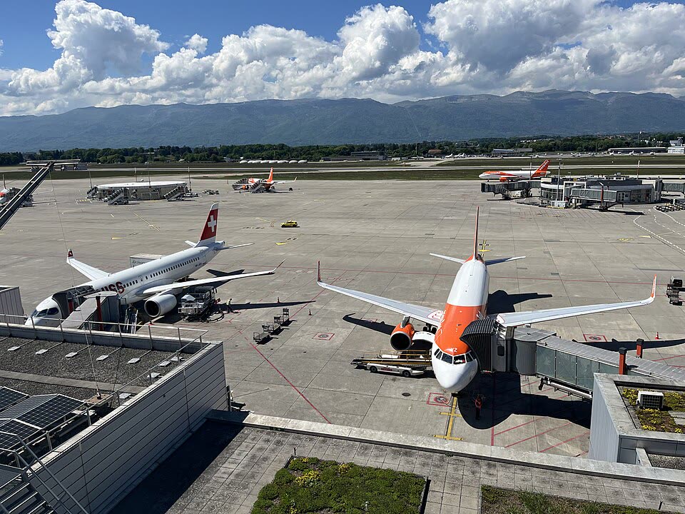 Terrasse panoramique de Genève Aéroport : avions Swiss et easyJet devant le Jura — transfert taxi Lausanne–Genève Aéroport